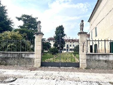 Foto Villa unifamiliare a Verona Centro Storico di 450 m² con 10 locali