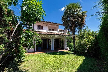 Foto Villa a schiera in Via Pertini 39, Ivrea di 195 m² con 9 locali