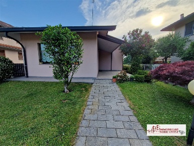 Foto Villa unifamiliare in Via Piave, Cornaredo Centro di 140 m² in vendita