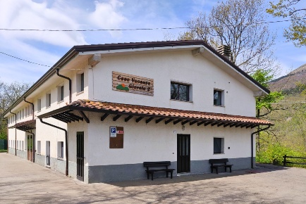 Foto Attività commerciale in Via Giarola, Ventasso di 1320 m² in vendita