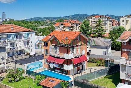 Foto Villa bifamiliare in Via Fratelli Cervi 19, Nichelino di 340 m²