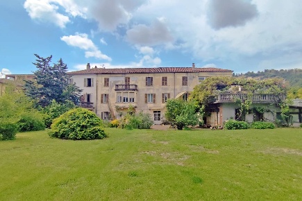 Foto Villa unifamiliare a Ceva Centro con 32 locali in vendita