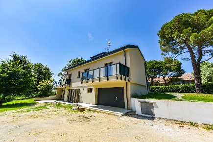 Foto Villa bifamiliare in Strada Moncalvo, Moncalieri di 215 m² in vendita
