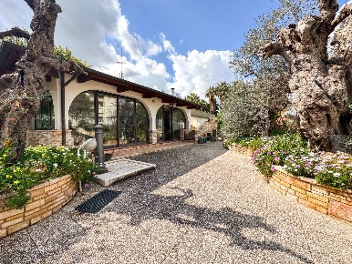 Foto Villa unifamiliare in via calore 3, Lecce Santa Rosa di 446 m²