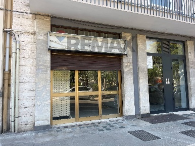 Foto Locale commerciale in Piazza Garibaldi 53, Bari Murat di 147 m²