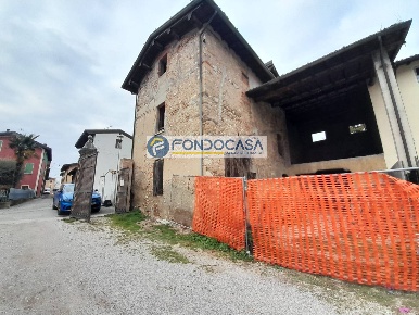 Foto Rustico in Via Damiano Chiesa, Lonato del Garda Esenta di 364 m²