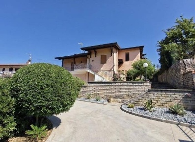 Foto Casa indipendente a Ceccano Centro di 220 m² con 4 locali in vendita