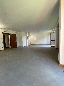 Foto Attività commerciale in Via Papa Giovanni Paolo II 2, di 115 m²