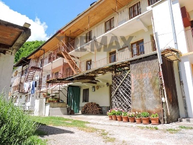 Foto Case semi ndipendenti a Giaveno Maddalena di 200 m² con 10 locali