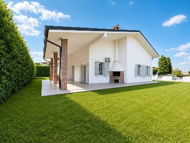 Foto Villa unifamiliare a Curtatone Levata di 250 m² con 4 locali