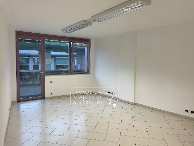 Foto Ufficio a Camaiore Lido di Camaiore di 40 m² con 1 locali in affitto