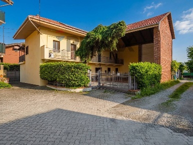 Foto Casa indipendente in Borgata Rossignoli 86, Ciriè Centro di 260 m²