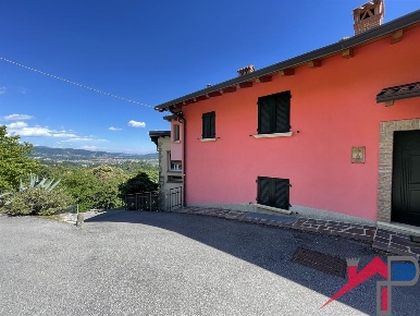 Foto Appartamento a Almenno San Bartolomeo Albenza di 98 m² con 4 locali
