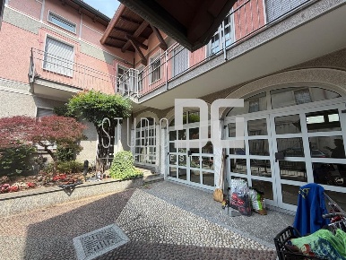 Foto Villa bifamiliare in via Santuario, Cesano Maderno di 240 m²
