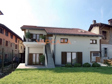 Foto Rustico in PIAZZA ROMA, Levate di 290 m² con 6 locali in vendita
