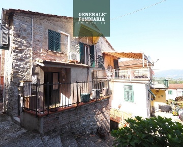 Foto Case semi ndipendenti a Follo di 52 m² con 2 locali in vendita