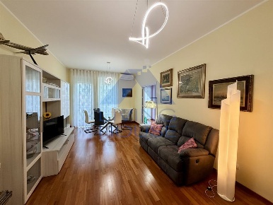 Foto Appartamento in Via Mazzini, Muggiò Centro di 117 m² con 3 locali