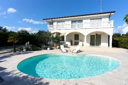 Foto Villa unifamiliare a Fucecchio Centro di 220 m² con 7 locali
