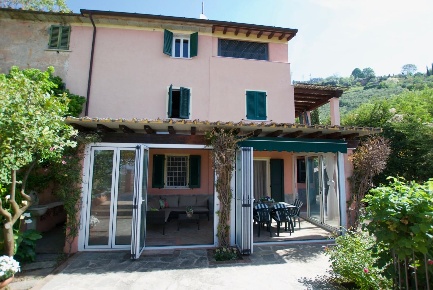 Foto Rustico a Pietrasanta di 200 m² con 10 locali in vendita
