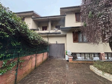 Foto Villa bifamiliare a Agrate Brianza Centro di 254 m² con 6 locali