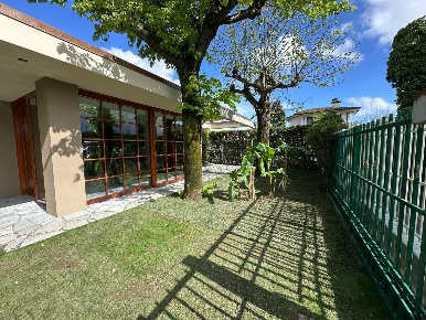 Foto Villa unifamiliare a Forte dei Marmi Centro di 150 m² con 10 locali