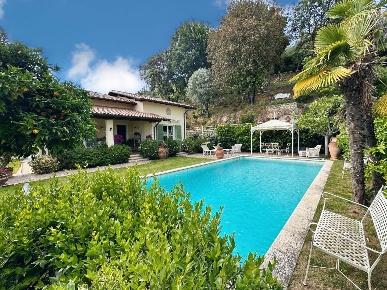 Foto Villa unifamiliare a Pietrasanta di 230 m² con 15 locali in vendita