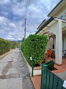 Foto Villa a schiera a Massa Ronchi - Poveromo di 100 m² con 6 locali