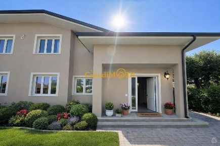 Foto Villa bifamiliare a Pietrasanta di 250 m² con 10 locali in vendita