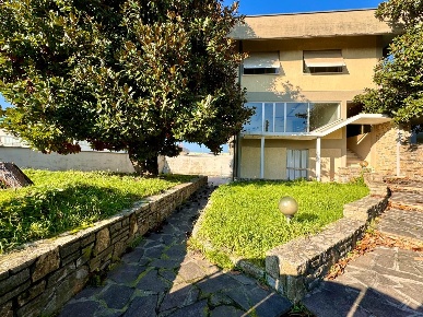 Foto Appartamento a Pietrasanta di 280 m² con 12 locali in vendita