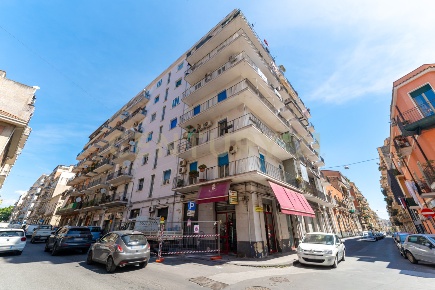 Foto Appartamento in Via Vittorio Emanuele Orlando 130, Catania di 120 m²