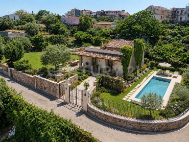 Foto Rustico in Via Castelnuovo Don Bosco 32, Acireale di 159 m² in vendita