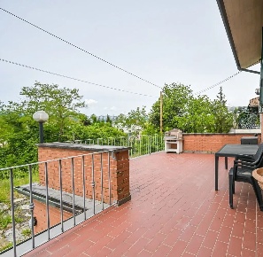 Foto Villa bifamiliare a Sarzana Centro di 307 m² con 10 locali in vendita