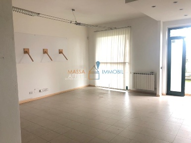 Foto Locale commerciale in Via Aurelia Ovest 456, Massa Romagnano di 80 m²