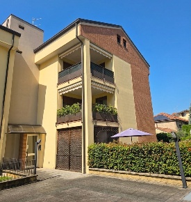 Foto Appartamento in Via Ada Negri 23, Carugo Centro di 135 m² con 3 locali