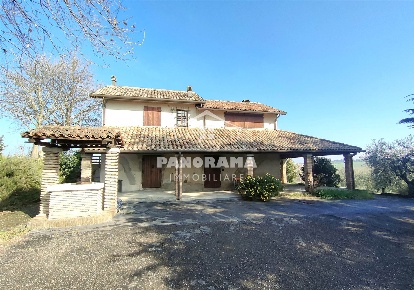 Foto Rustico a Coriano di 188 m² con 6 locali in vendita