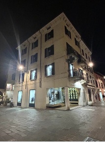 Foto Attività commerciale in PIAZZA MALVEZZI, Desenzano del Garda di 210 m²