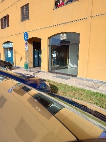 Foto Attività commerciale in Via Acerbi, Castano Primo Centro di 50 m²