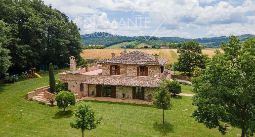 Foto Villa unifamiliare a Gubbio Centro di 815 m² con 12 locali in vendita