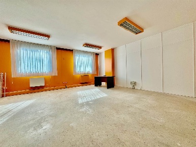 Foto Ufficio in Corso del Popolo, Venezia Mestre di 500 m² con 20 locali