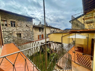Foto Case semi ndipendenti a Roè Volciano Roé di 450 m² con 12 locali