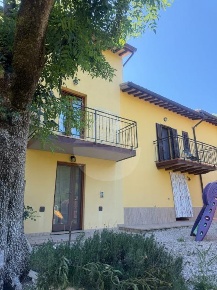 Foto Villa a schiera in Via Casa Conte, Assisi di 80 m² con 3 locali