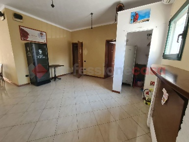 Foto Negozio in Via UnitÃ  D'Italia SNC, Pernumia di 70 m² con 1 locali
