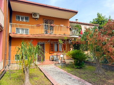 Foto Villa a schiera in Via Camillo Barbagallo 123, Aci Sant'Antonio