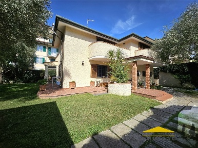 Foto Casa indipendente a Massa Centro di 270 m² con 6 locali in vendita