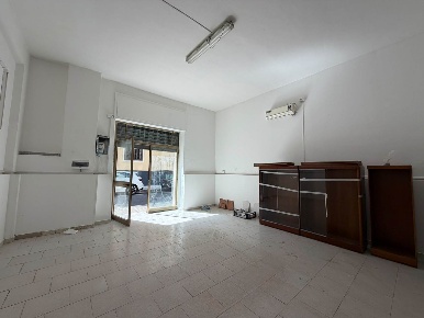 Foto Magazzino in Via Bissolati 12, Battipaglia Centro di 55 m² in affitto