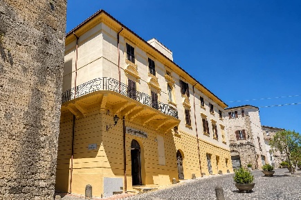 Foto Attività commerciale a Tarquinia Centro Storico di 130 m² in vendita