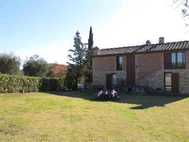 Foto Casale a Castelnuovo Berardenga di 360 m² con 6 locali in vendita