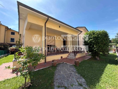 Foto Case indipendenti a Lucca Nave di 110 m² con 4 locali in affitto