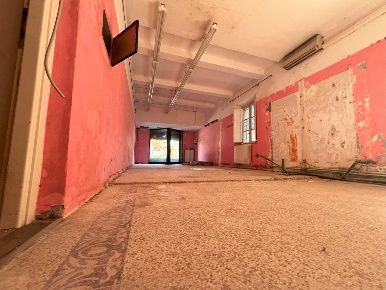 Foto Negozio a Lucca Sant'Anna di 100 m² con 4 locali in vendita