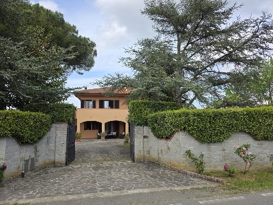 Foto Villa unifamiliare a Crespina Lorenzana Cenaia di 350 m² con 10 locali